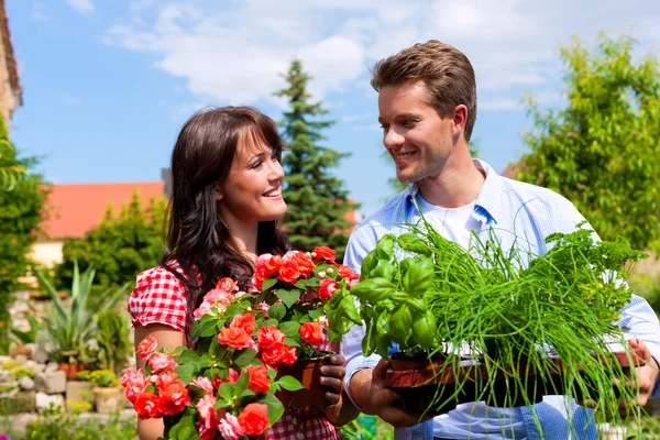 Couple avec des herbes et des fleurs — Photo