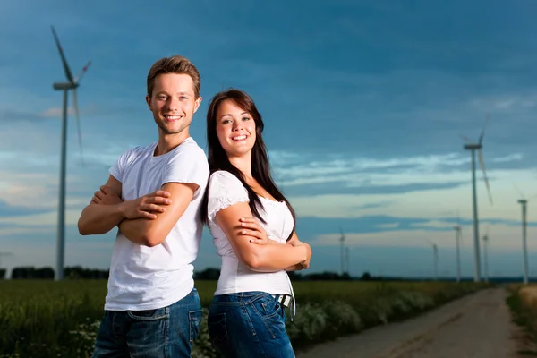 Poderoso casal na frente do moinho de vento — Fotografia de Stock