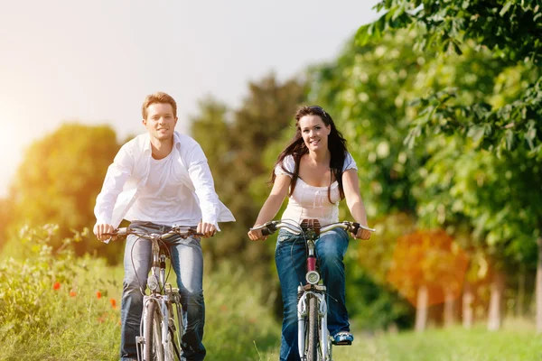 Casal de ciclismo com bicicleta — Fotografia de Stock