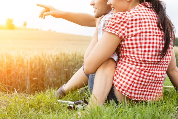 Jonge sportieve paar wandelen buiten — Stockfoto