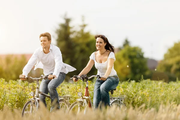 Paar fietsen met fiets — Stockfoto