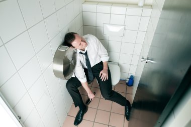 Sarhoş adam toilette üzerinde