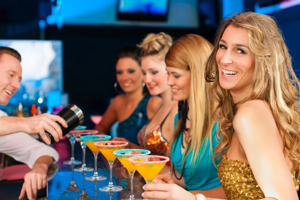 People in club or bar drinking cocktails — Stock Photo, Image