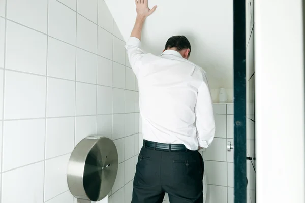 Mann pinkelt in Toilette — Stockfoto