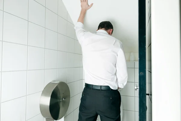 Hombre orinando en el baño — Foto de Stock