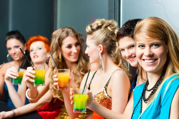 Mujeres en club o discoteca bebiendo cócteles — Foto de Stock