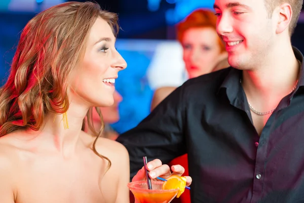 Young couple in bar — Stock Photo, Image