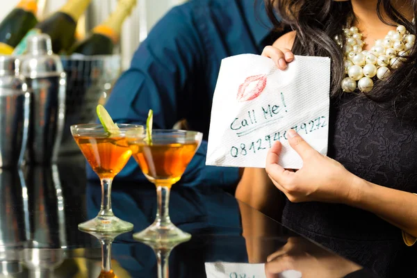 Asiatische Frau verführt den Mann in Restaurant — Stockfoto