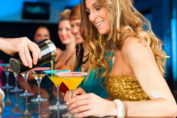 Menschen in Clubs oder Bars trinken Cocktails — Stockfoto