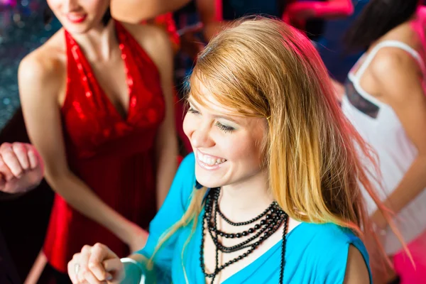 Young people dancing in club — Stock Photo, Image