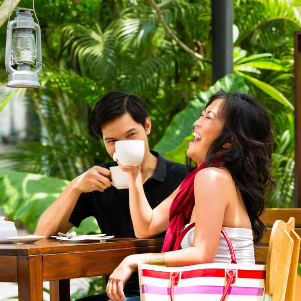 Ázsiai férfi és nő, étterem és kávézó — Stock Fotó