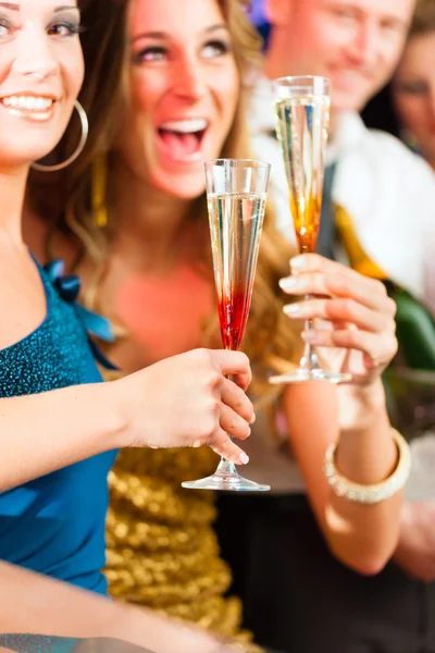 Menschen im Club oder in der Bar trinken Champagner — Stockfoto