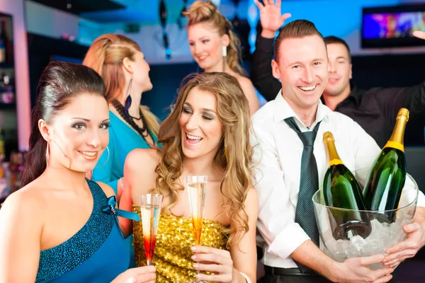 Personas en el club o bar beber champán — Foto de Stock