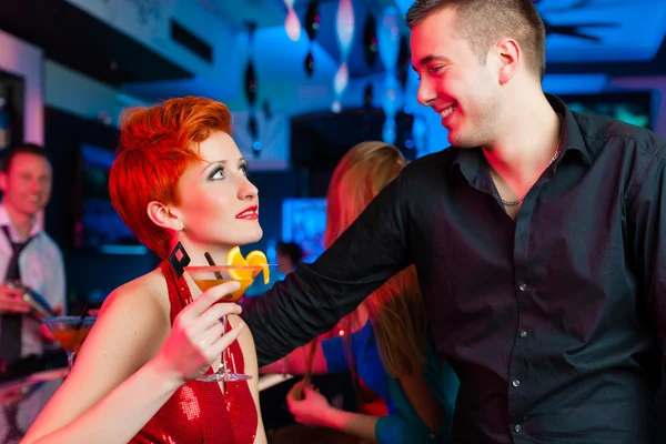 Молода пара в барі — стокове фото