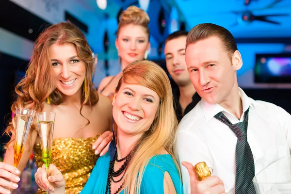 Mensen in club of bar drinken champagne — Stockfoto