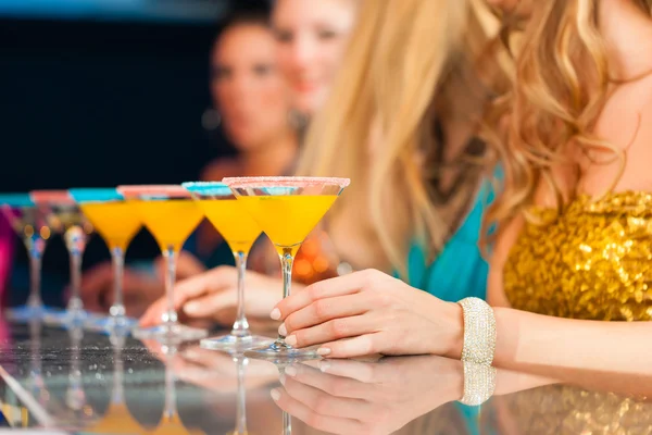 People in club or bar drinking cocktails — Stock Photo, Image