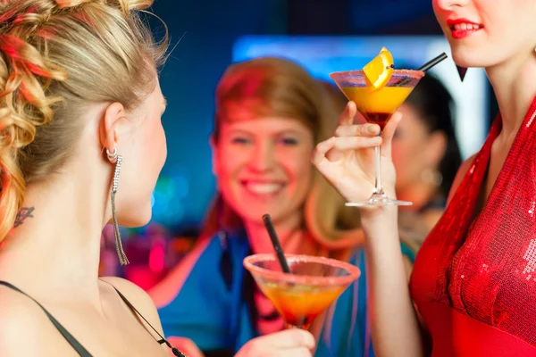 Persone nel club o nel bar che bevono cocktail — Foto Stock