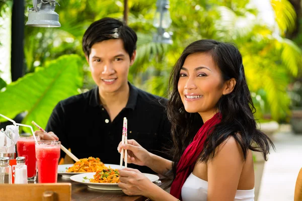 Ásia homem e mulher comer no restaurante — Fotografia de Stock