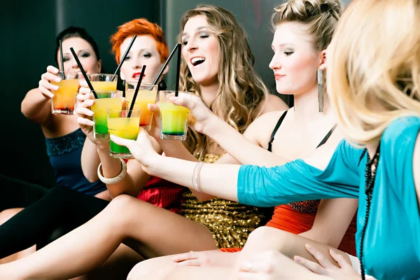 Women in club or disco drinking cocktails — Stock Photo, Image