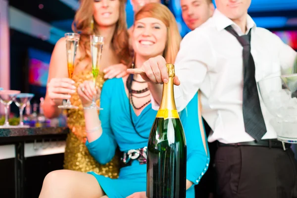 Pessoas no clube ou bar bebendo champanhe — Fotografia de Stock