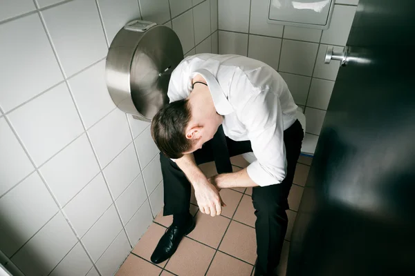 Betrunkener Mann auf Toilette — Stockfoto
