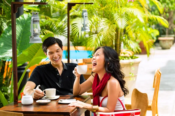 Asiatico uomo e donna in ristorante o caffè — Foto Stock