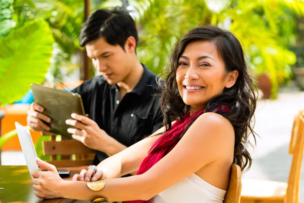 Aziatische mensen in café met Tablet PC 's — Stockfoto