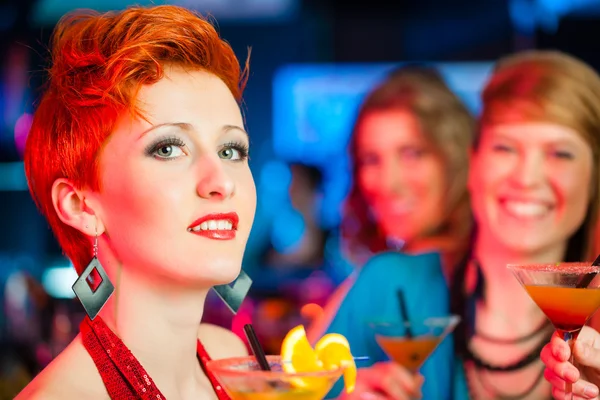 People in club or bar drinking cocktails — Stock Photo, Image