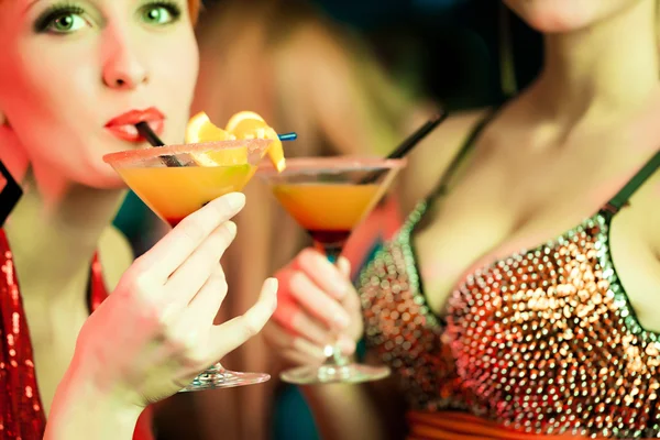 Women in club or disco with cocktails — Stock Photo, Image
