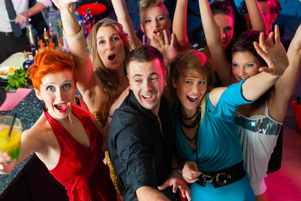 Young people dancing in club — Stock Photo, Image