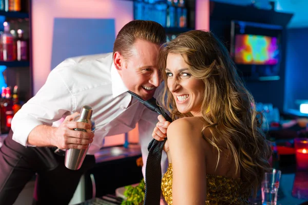 Mujer arrastrando cantinero en el club o bar — Foto de Stock