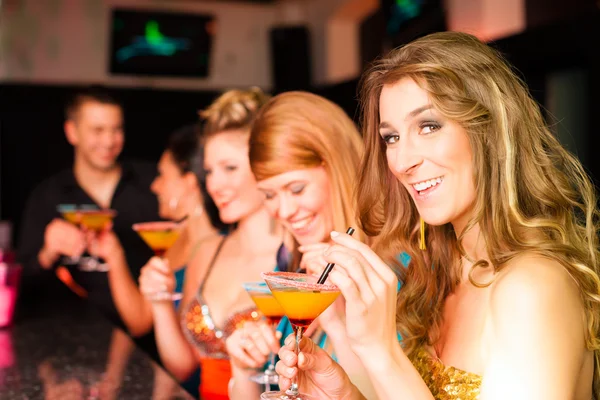 Lidé v klubu nebo baru pít koktejly — Stock fotografie