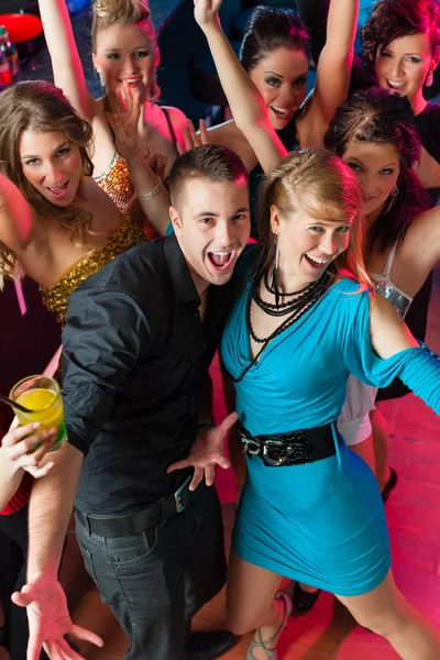Young people dancing in club — Stock Photo, Image