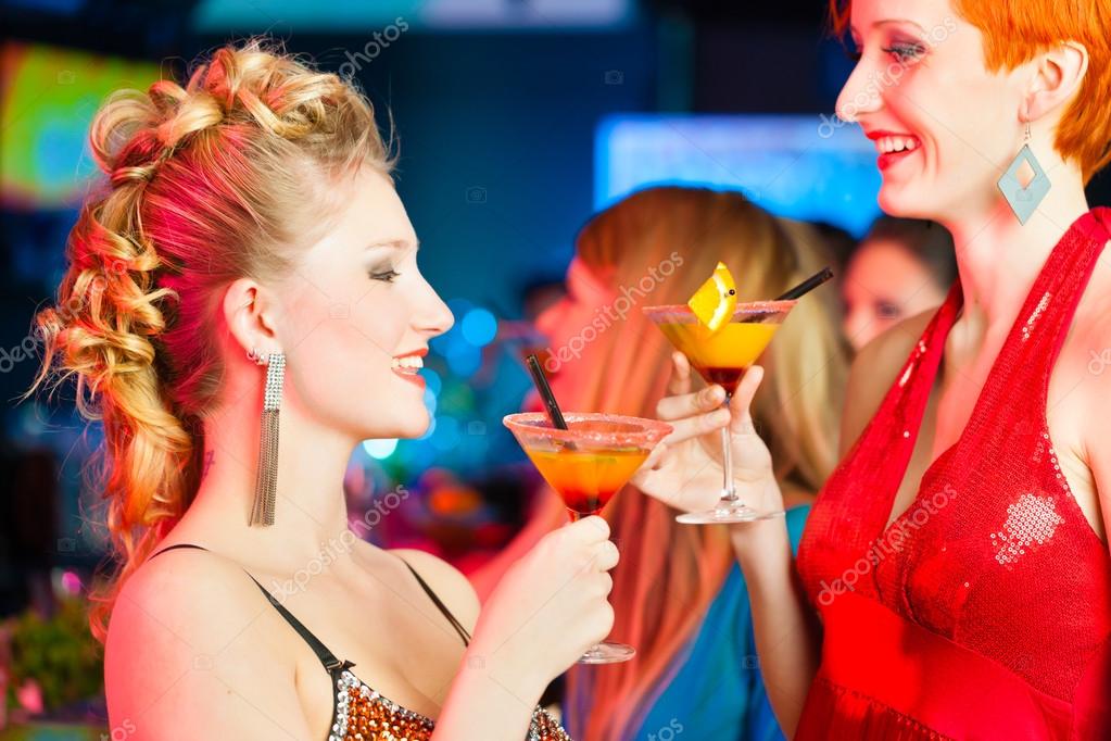 Personas en el club o bar que beben cócteles: fotografía de stock