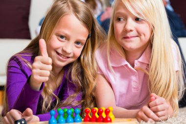 Evde aile oyunu oynuyoruz.