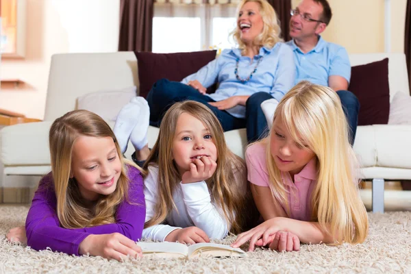 Familjen läser en bok tillsammans — Stockfoto