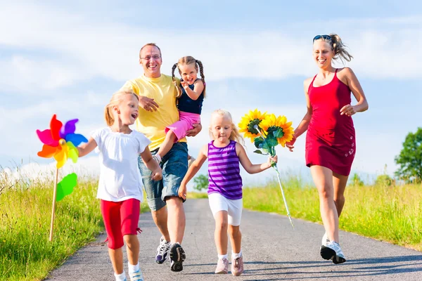 Familia con tres hijos corriendo —  Fotos de Stock