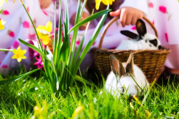 Los niños en la búsqueda de huevos de Pascua con conejo —  Fotos de Stock