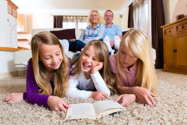 Familjen läser en bok tillsammans — Stockfoto