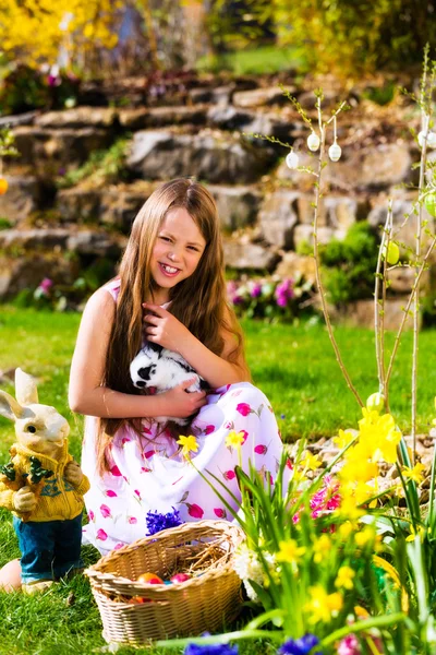 Menina com coelho de Páscoa — Fotografia de Stock