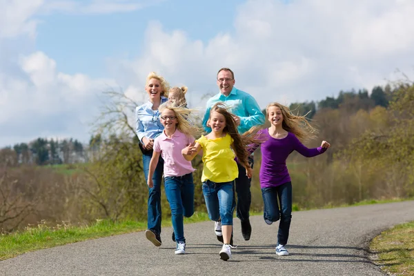 Familie wordt buitenshuis uitgevoerd — Stockfoto