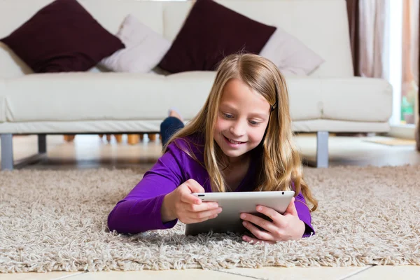 Criança brincando com Tablet pad — Fotografia de Stock