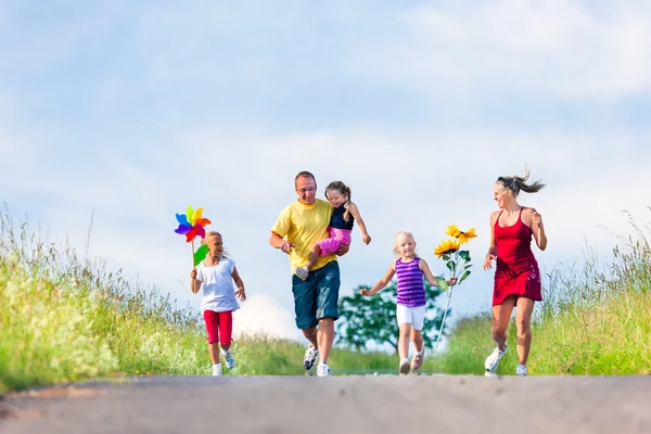 Famille avec trois enfants courant — Photo