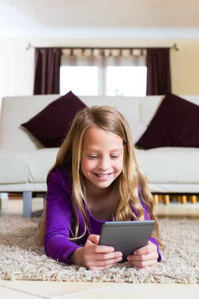 Família - criança lendo um E-Book — Fotografia de Stock