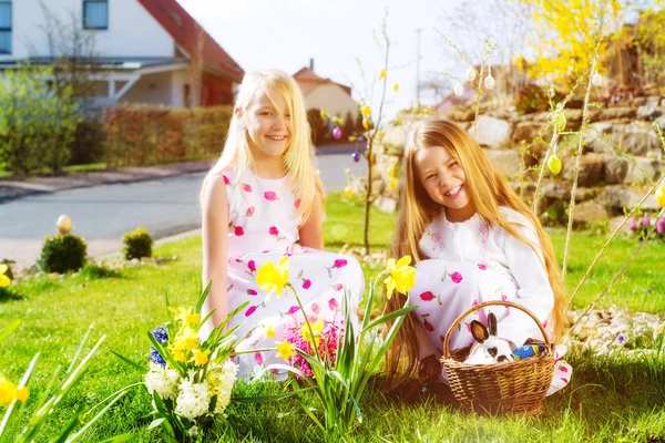 Los niños en la búsqueda de huevos de Pascua con conejo —  Fotos de Stock