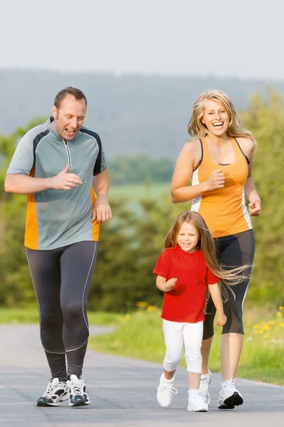 Famiglia in corsa per lo sport all'aria aperta — Foto Stock