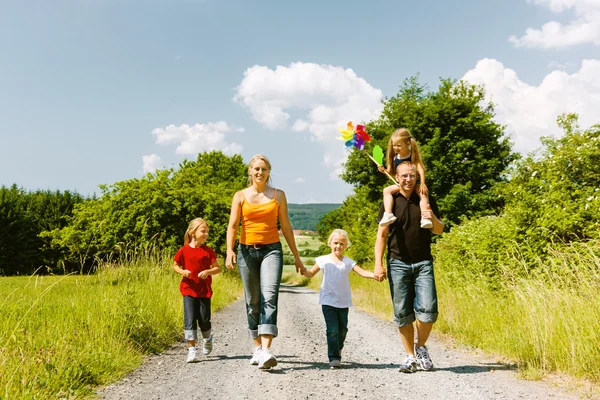 Familie wandelen langs dat pad zomer — Stockfoto