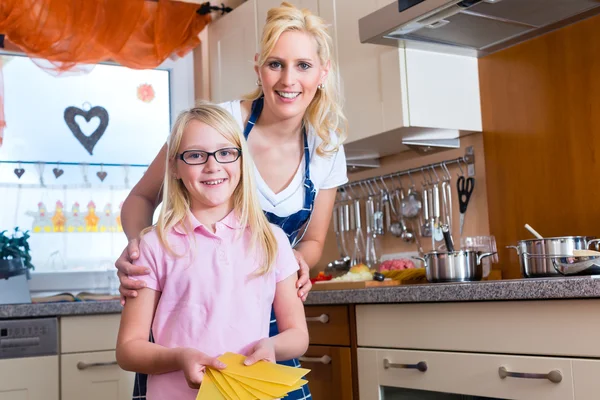 Moeder en dochter koken samen — Stockfoto