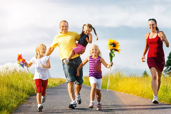 Familia con tres hijos corriendo —  Fotos de Stock