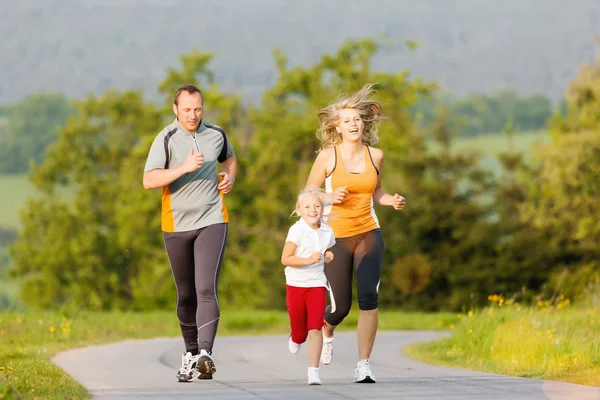 Familie uitgevoerd voor sport buitenshuis — Stockfoto